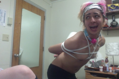 dizzzynoodles:  guys, I don’t know how to be serious at bondage  omfg cutie alert