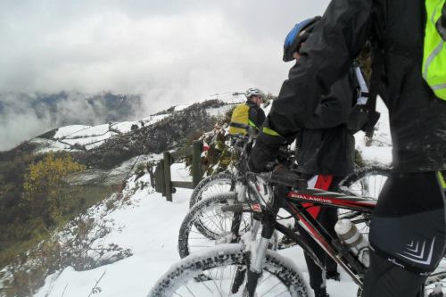 asturiasbike: #Ruta #asturias #nieve #btt #mtb #LaFelguera por Albano Capezzali 