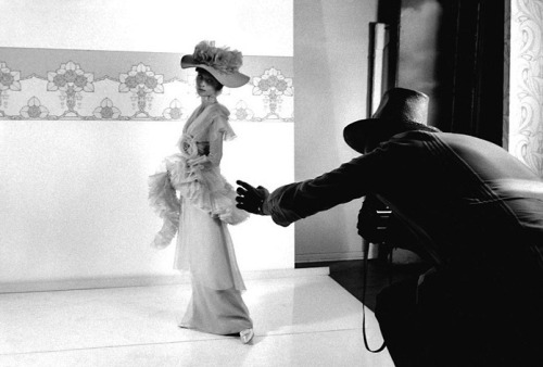 mattachinereview:20th-century-man:Cecil Beaton photographing Audrey Hepburn; during production of Ge