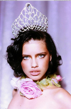 dostuffaveragepeopledont:  Beauty queen Adriana