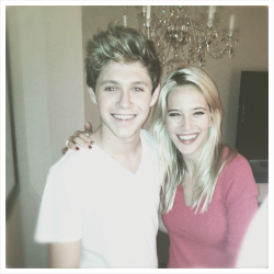 harrysthefather:  onedirecction:  Michael Buble’s wife, Luisana Lopilato with Niall today 3/12  that lady is smoking 