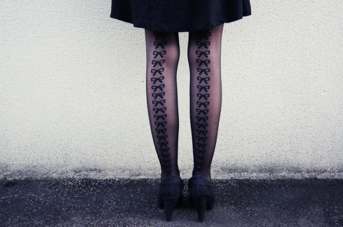 (via Put your heels up: Léo & bow)