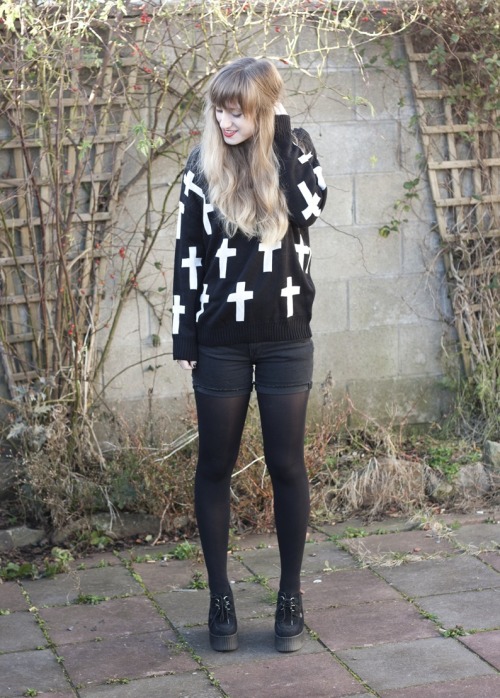 (via ! ‘ROCK N ROLLERR † // STYLE AND FASHION BLOG: OUTFIT NR.262 CROSS JUMPER & CREEPER W