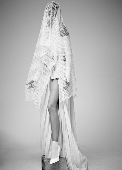 wherethewildthingzr:  midnight-charm:  Daria Strokous by Hugh Lippe for FAT magazine  WHERETHEWILDTHINGZR 
