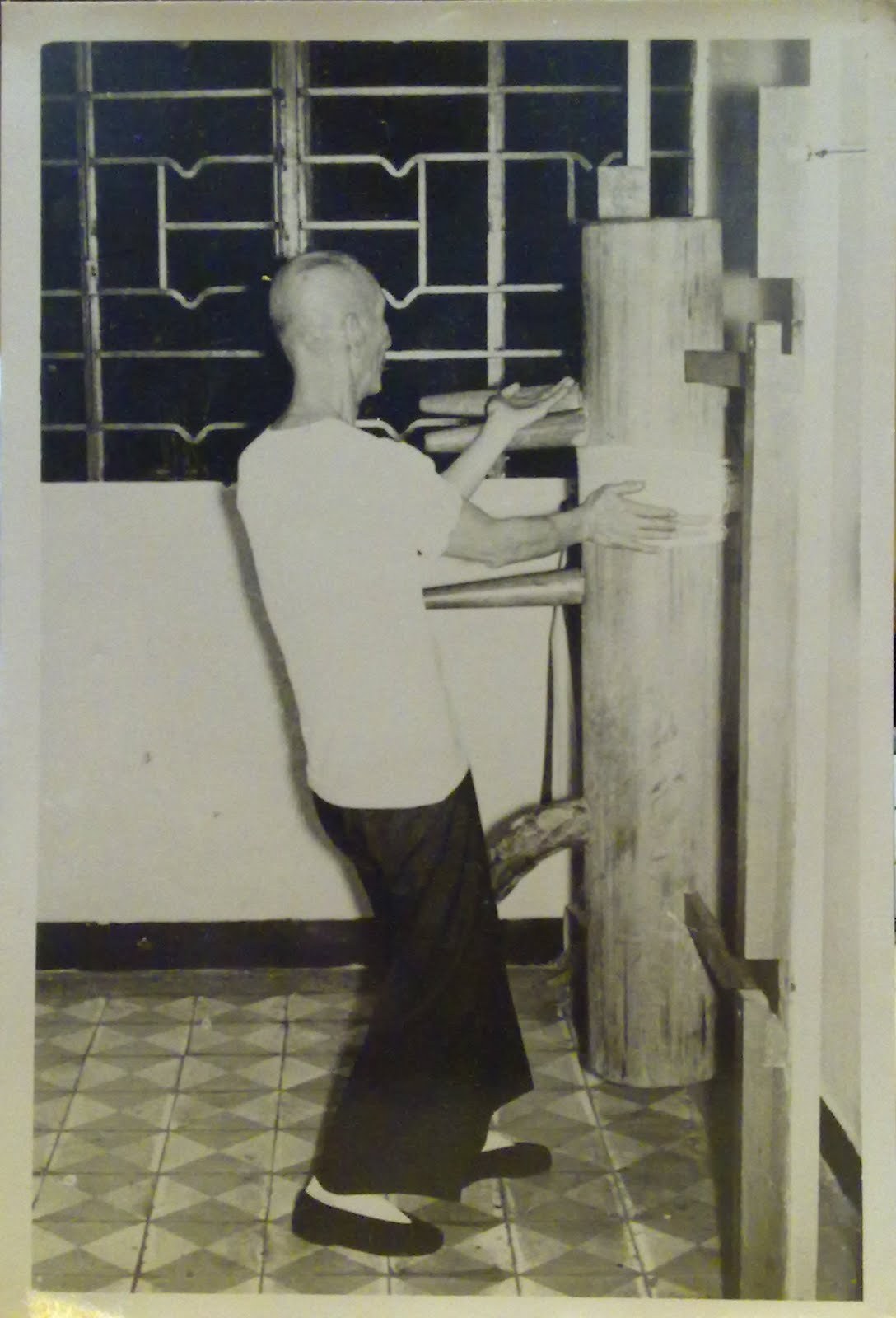 gutsanduppercuts:  Wing Chun Grandmaster Ip CMan practicing on a wooden dummy in