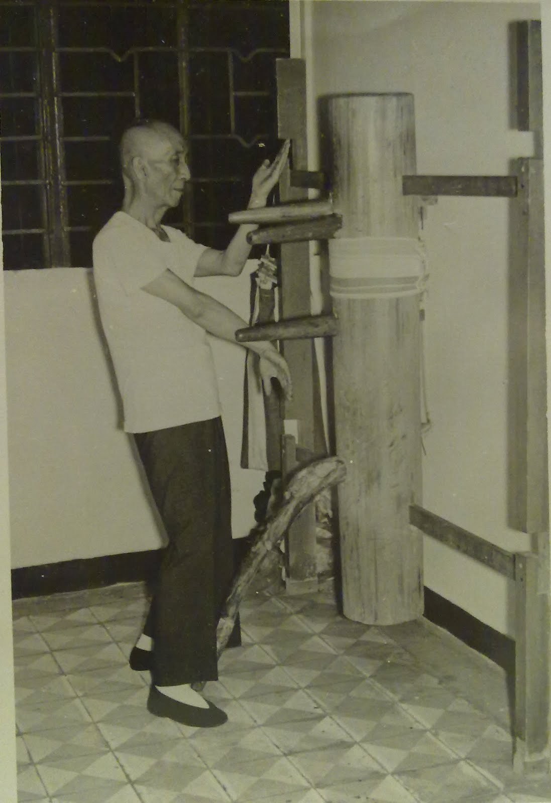 gutsanduppercuts:  Wing Chun Grandmaster Ip CMan practicing on a wooden dummy in