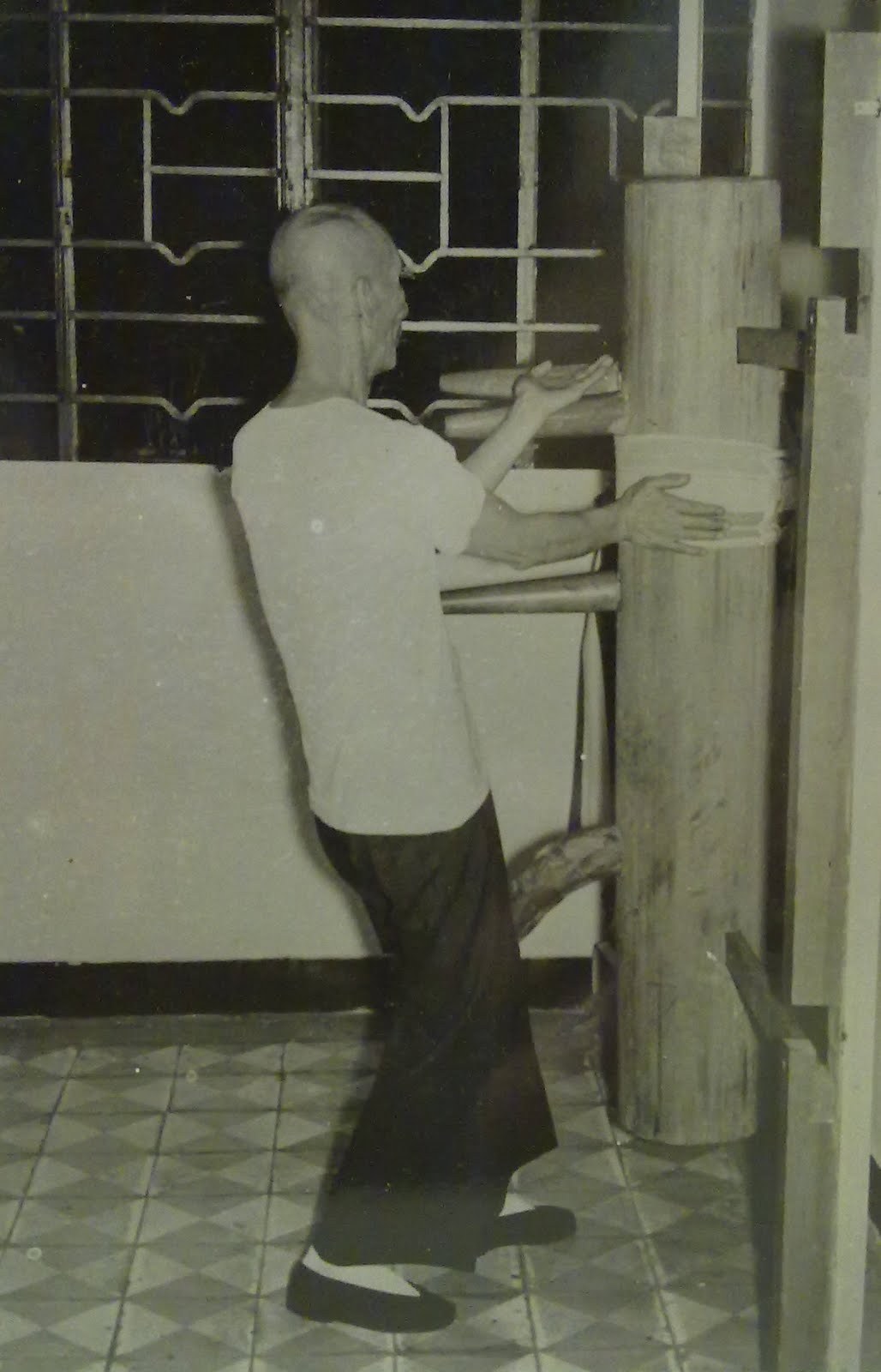 gutsanduppercuts:  Wing Chun Grandmaster Ip CMan practicing on a wooden dummy in