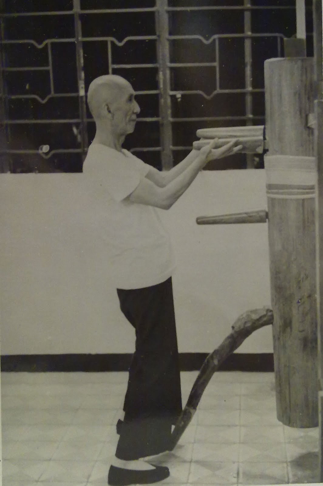 gutsanduppercuts:  Wing Chun Grandmaster Ip CMan practicing on a wooden dummy in