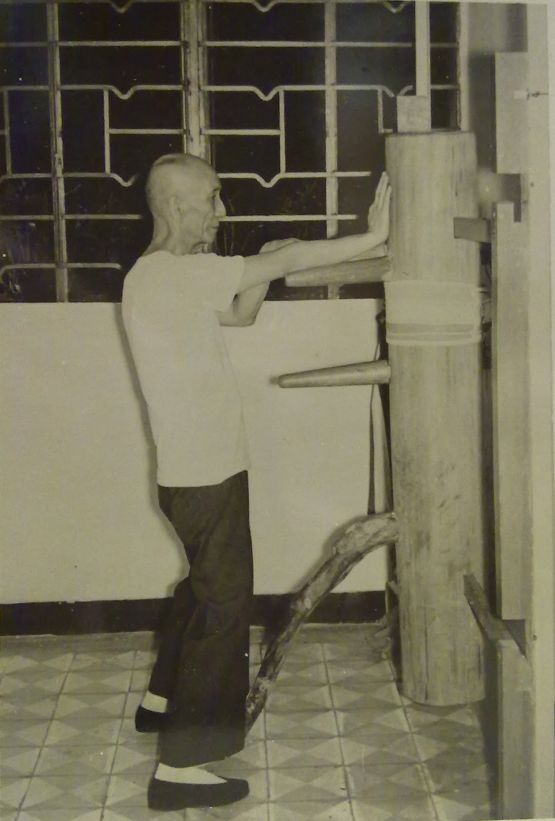 gutsanduppercuts:  Wing Chun Grandmaster Ip CMan practicing on a wooden dummy in
