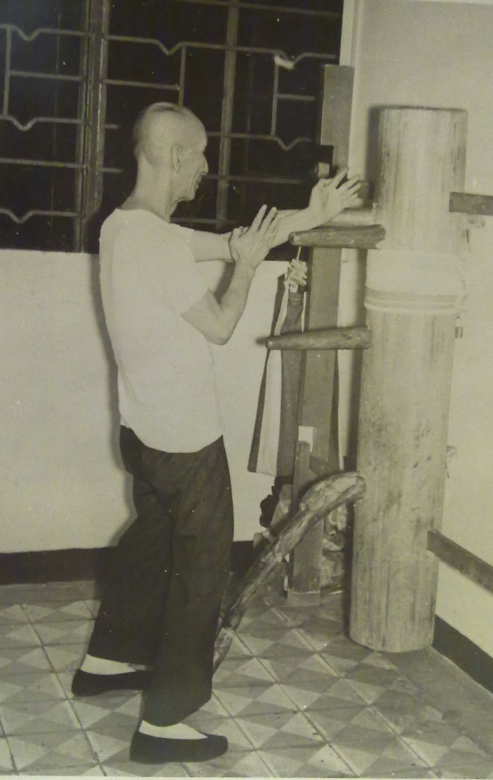 gutsanduppercuts:  Wing Chun Grandmaster Ip CMan practicing on a wooden dummy in