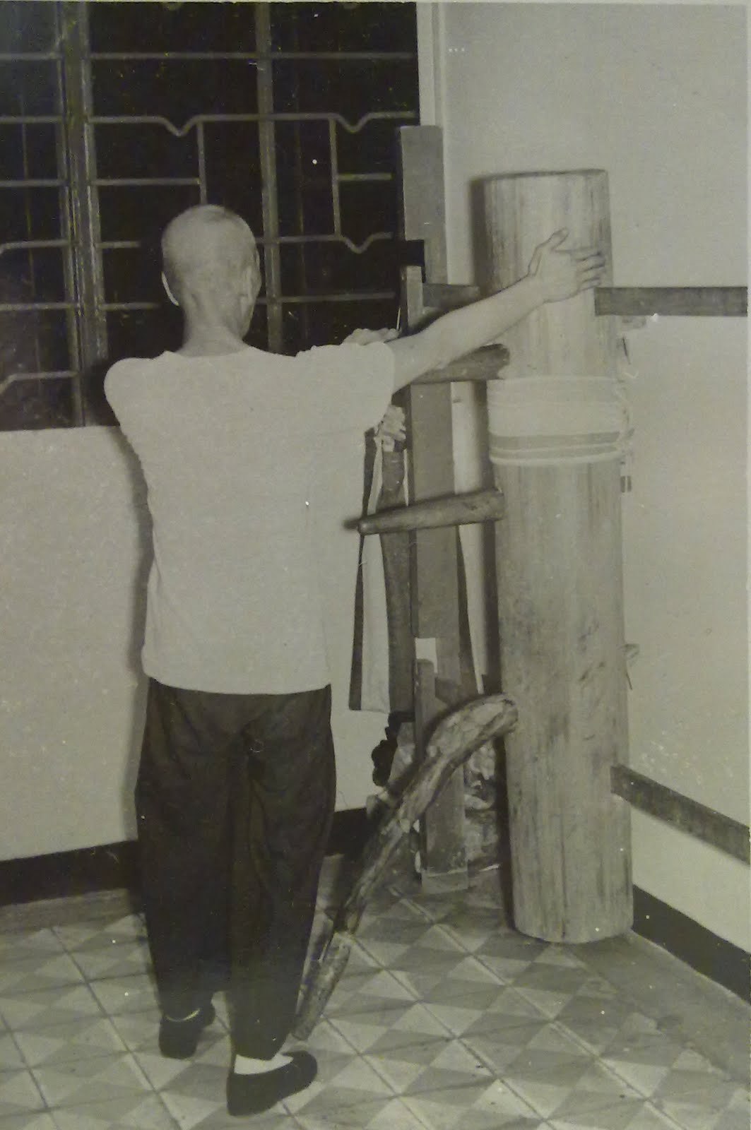 gutsanduppercuts:  Wing Chun Grandmaster Ip CMan practicing on a wooden dummy in