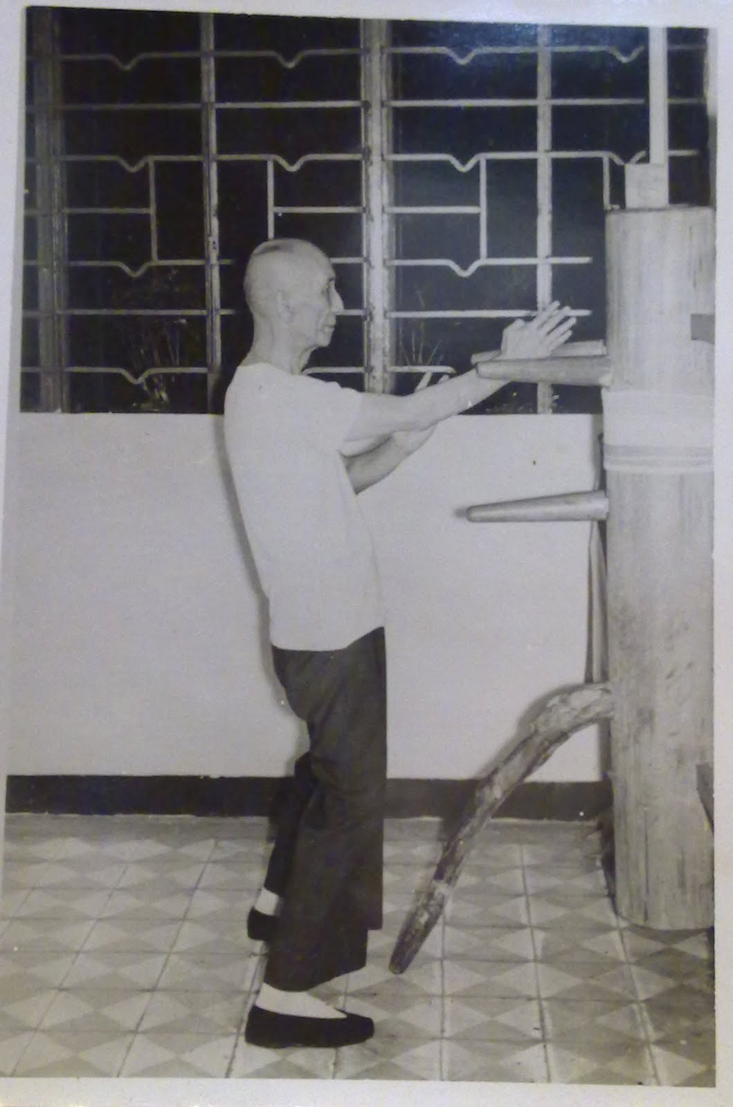 gutsanduppercuts:  Wing Chun Grandmaster Ip CMan practicing on a wooden dummy in