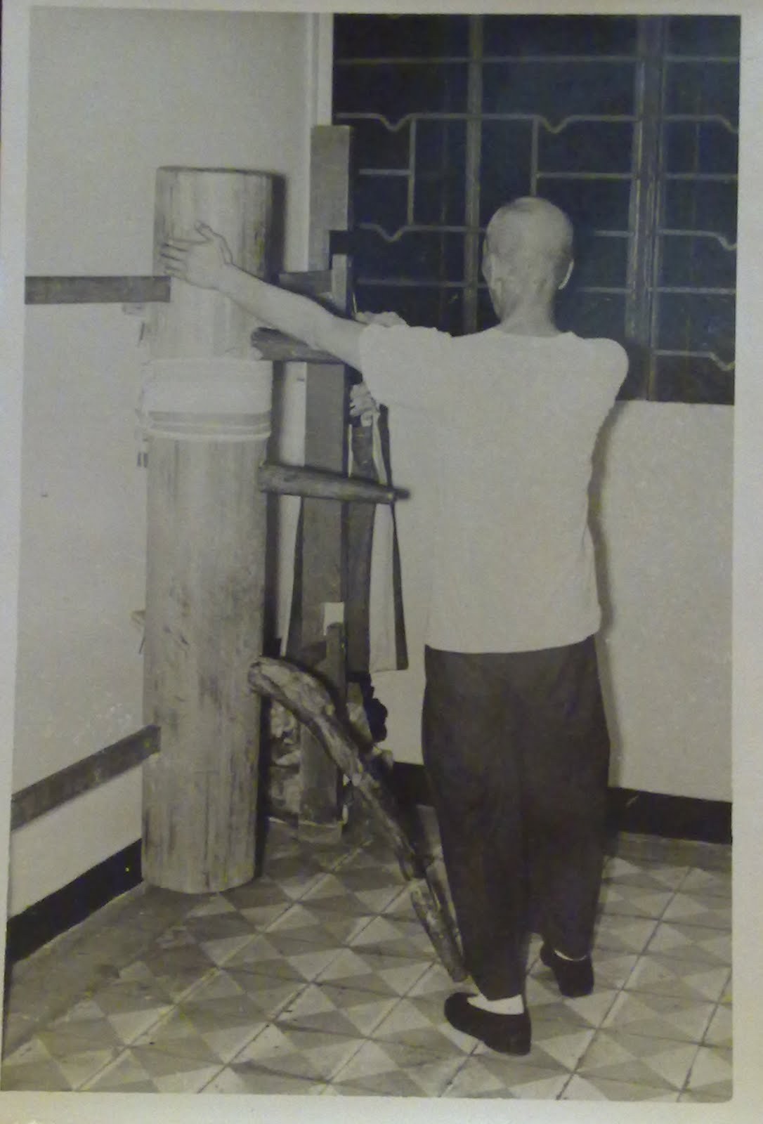 gutsanduppercuts:  Wing Chun Grandmaster Ip CMan practicing on a wooden dummy in