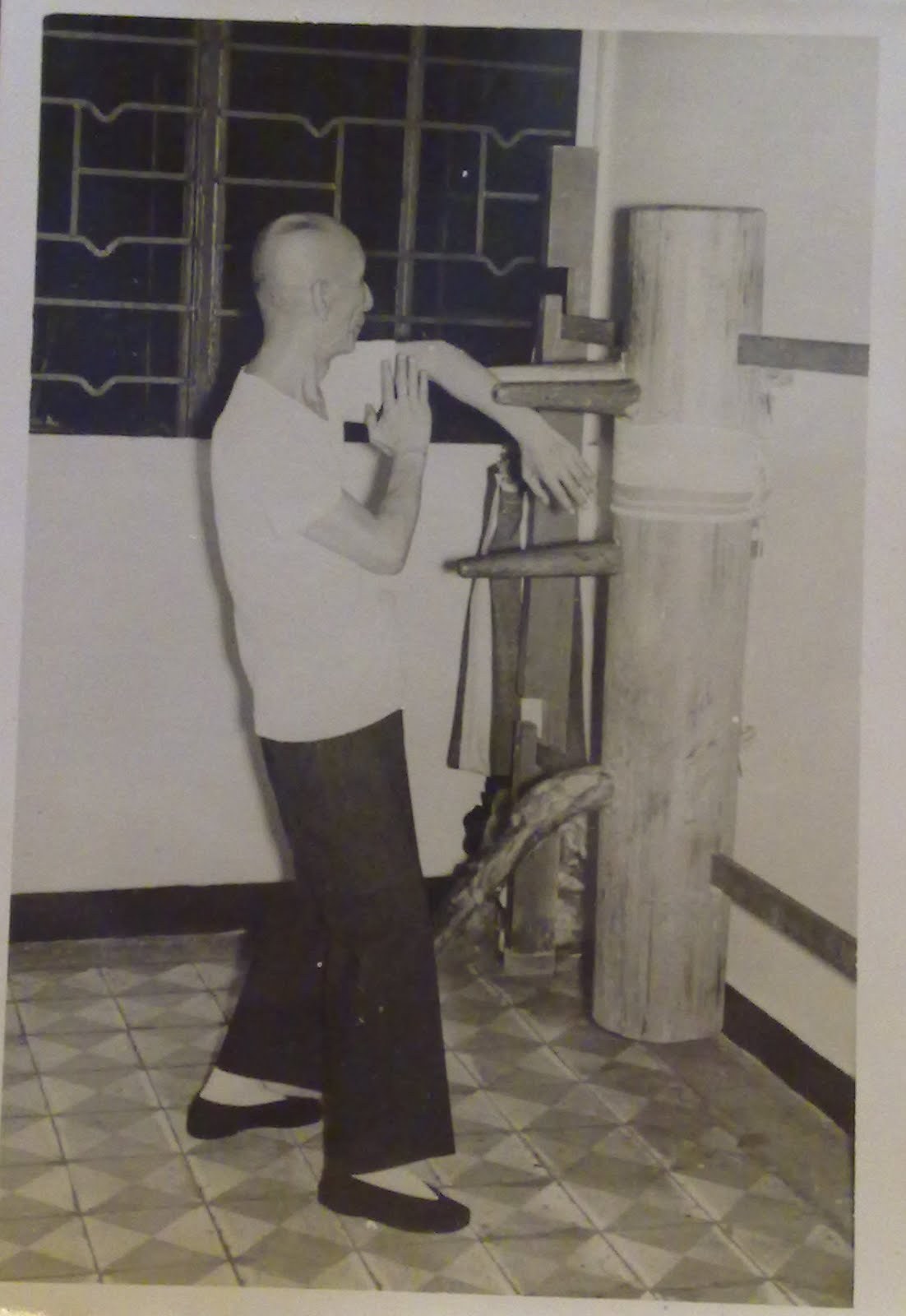 gutsanduppercuts:  Wing Chun Grandmaster Ip CMan practicing on a wooden dummy in