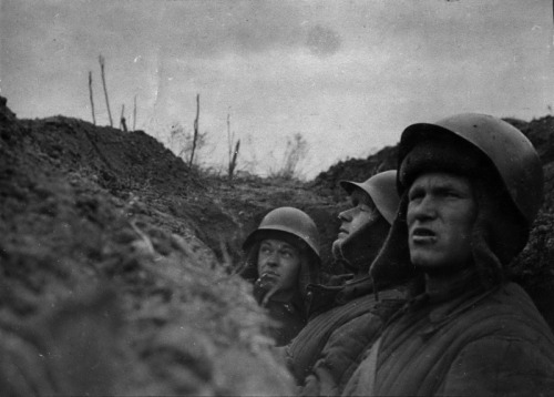 demons:Soviet soldiers on the front for their first time 