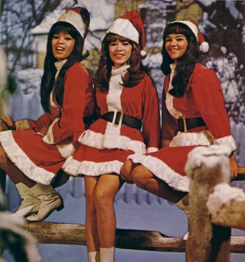 freakin’ BEAUTIFUL. ronnie spector, my hero.. wishin’ you a very merry christmas