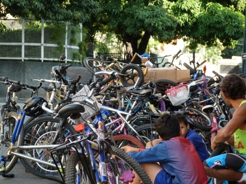 siguiendoruedas: Todos los días decenas de bicicletas entran y salen de la tienda de Chucho para ser