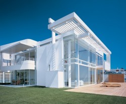 homedesigning:  (via Beach House With Gorgeous Views) 