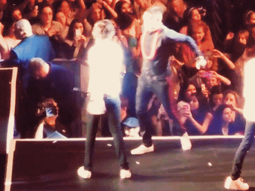 jp1d:  zayncangetsome:  Lirry chest bump after Teenage Dirtbag @ MSG (x)  *Star-Jump!*