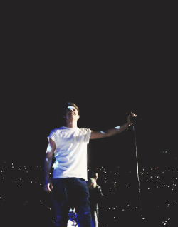 funkybuddhas:  Niall tearing up and looking at the crowd during Moments 