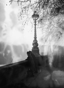 m3zzaluna:  smoggy blackfriars mid-morning smog, as seen from the embankment at blackfriars, london, december 5, 1952. photo by monty fresco. 