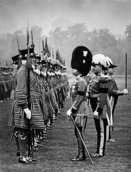 bucksthreads:Rule Britannia! The Duke of Windsor, then the Prince of Wales, inspects the famous ‘Bee