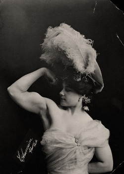 narcolepticbunny:  praedictum-impaver:   Laverie Vallee (July 18, 1875 – February 6, 1949), best known by her stage name Charmion, was a Sacramento born trapeze artist who possessed strength and a physique most men would be envious of. However, she