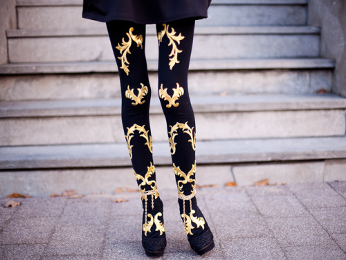 truebluemeandyou: DIY Dolce &amp; Gabbana Baroque Applique Tights Tutorial. This must be one of my m