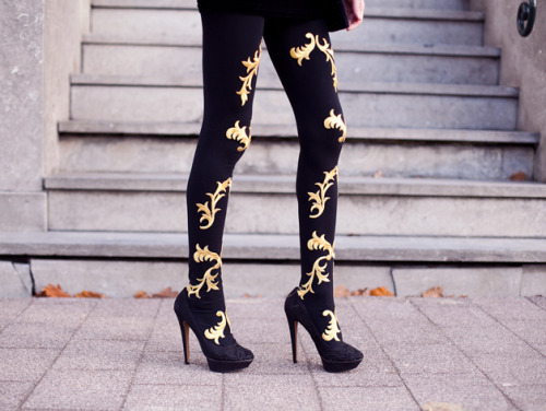 truebluemeandyou: DIY Dolce &amp; Gabbana Baroque Applique Tights Tutorial. This must be one of my m