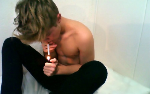 un1c0rn-s: fuckyeahelay:  coachela: smoking a goodnight cigarette im tired as fuck   always naked el