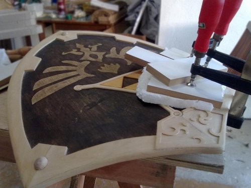 otlgaming:  WOODEN HYLIAN SHIELD FROM LEGEND OF ZELDA Paulo Vinícius D. Horstma (aka clefrayearth) posted these photos of his latest woodworking project: a life-sized wooden Hylian Shield from Legend of Zelda!  Paulo is one talented craftsman after