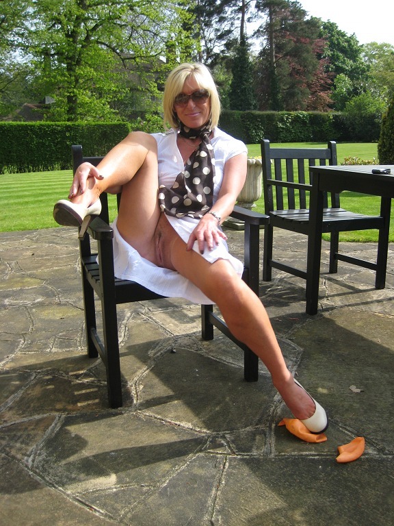 real-sex-partners:  milf upskirt no panties realsexpartners:  Posh milf no panties