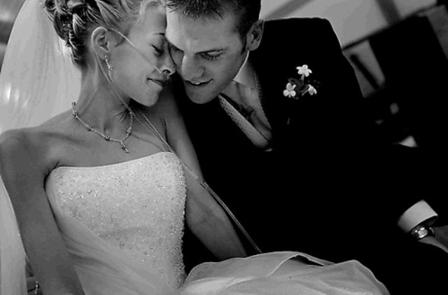 hearts0fstone:  She had terminal cancer but her boyfriend vowed to get married to