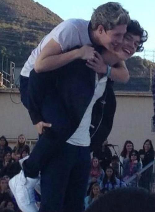 nickelbackthatassup:  a painful post called: aw harry is like nialls little big brother