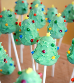 gastrogirl:  christmas tree cake pops. 