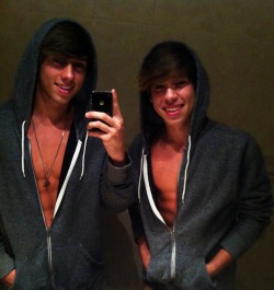 maldoblado:  with my cloneÂ !http://maldoblado.tumblr.com/Â 