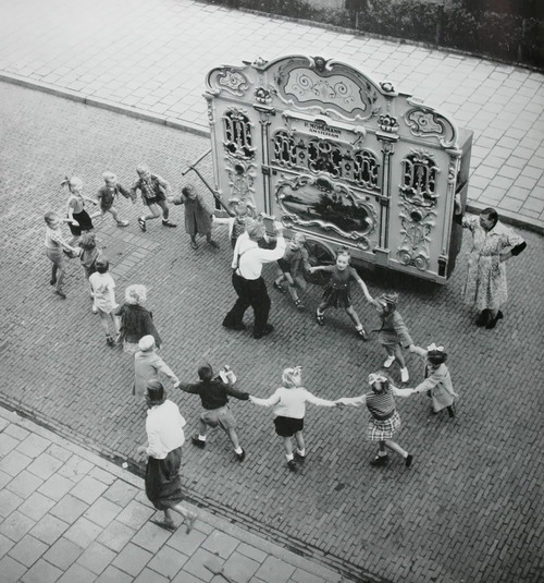 Sex sinuses:  Street organ with dancing children, pictures