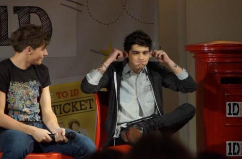 onedirectionunedited:Today during the BringMeTo1D Q&amp;A - 4th Dec 2012