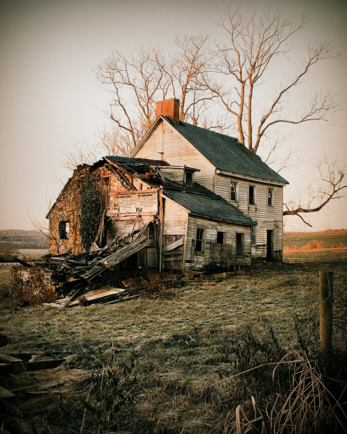 fuckyeahabandonedplaces: the forgotten house on the hill (by babyruthinmd)