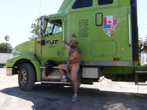 bigmenhairylover: miman88: fatrobb02: Had to repost this HOT TRUCKER !!! Fuck I wish I stumbled upon