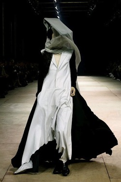 supermodelgif:  Yohji Yamamoto F/W 08 