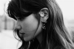 luxbambi:  her earings are rad