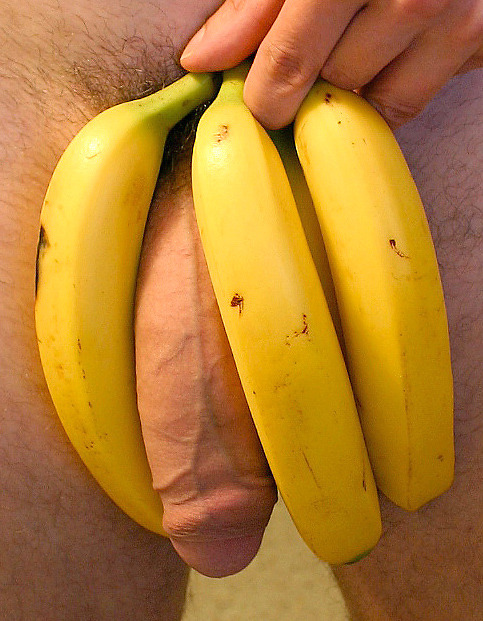 fuckyeahhugepenis:  gayfruits: Bitches be like ‘those are 4 large bananas’ 
