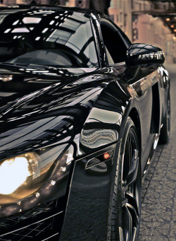 fuckyeahthebetterlife:  Murdered Out Audi R8
