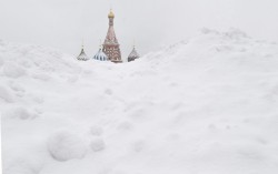 fotojournalismus:  Saint Basil’s Cathedral is seen behind snowdrifts in Moscow on December 5, 2012. (Sergei Ilnitsky/EPA) 