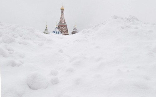 fotojournalismus:Saint Basil’s Cathedral is seen behind snowdrifts in Moscow on December 5, 2012. (S