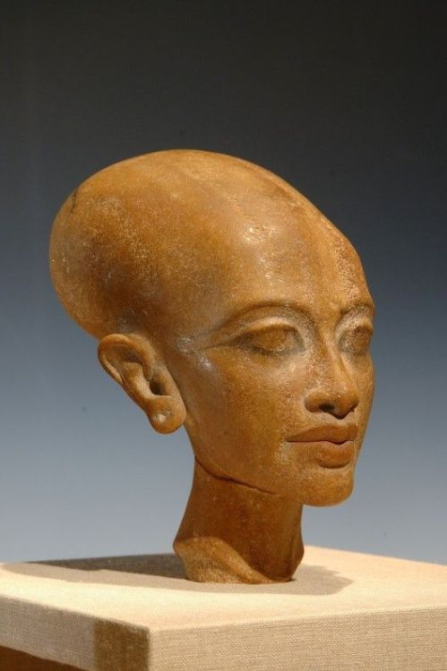 antediluviancurrent: Sculpture of one of Akhenatens six daughters