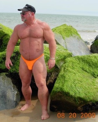 speedozone:  beefy boyz in speedo