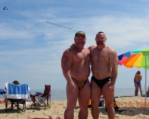 speedozone:  beefy boyz in speedo