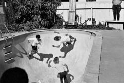 turmadosaobento:  During the pioneer days of pool skating! This is 1976 in San Pedro. 